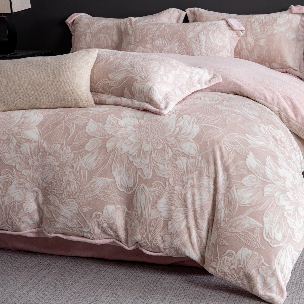 91家纺网 家纺一手货源 找家纺 罗优家纺 2025新款牛奶绒雕花绒四件套 芳华绮丽-粉