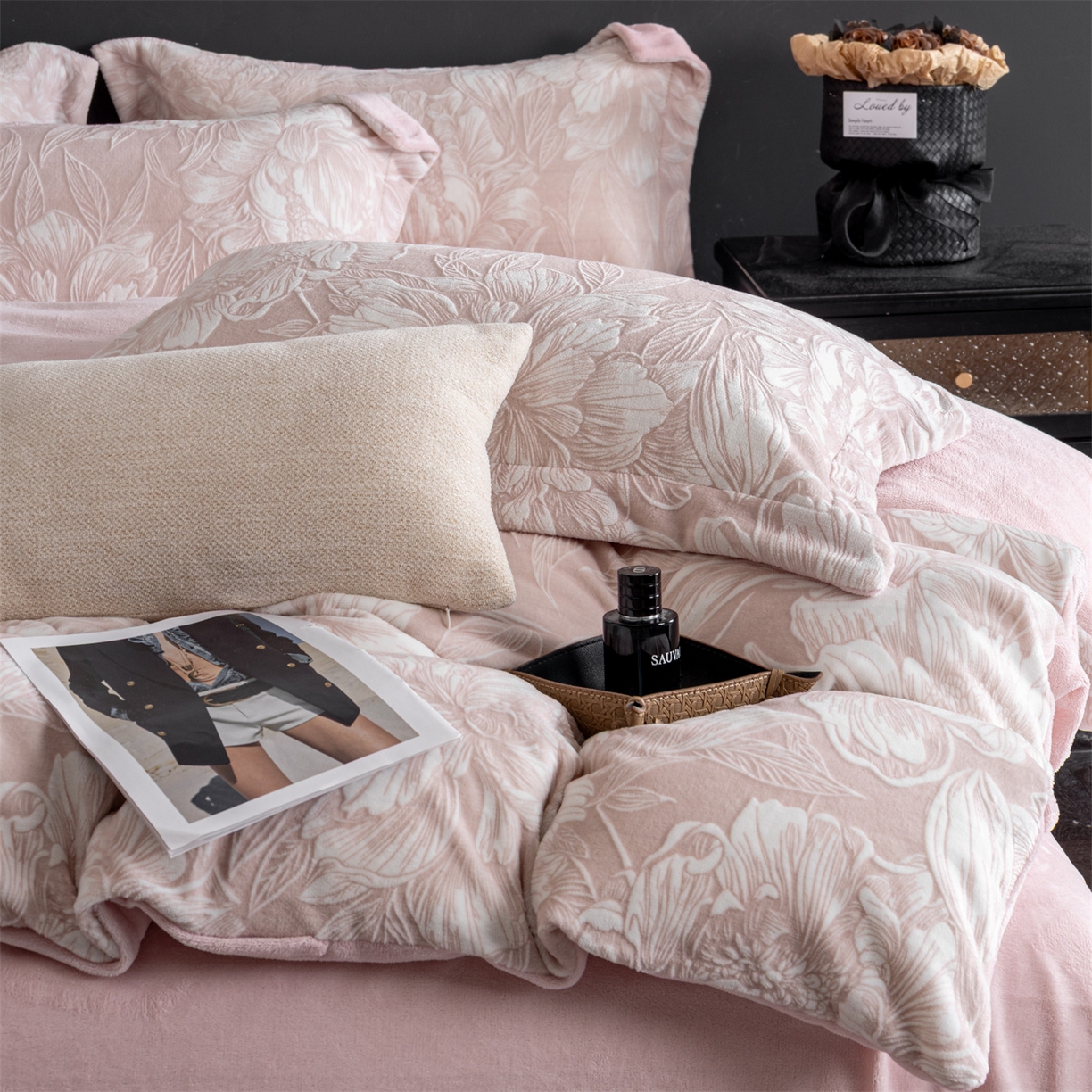 91家纺网 家纺一手货源 找家纺 罗优家纺 2025新款牛奶绒雕花绒四件套 芳华绮丽-粉