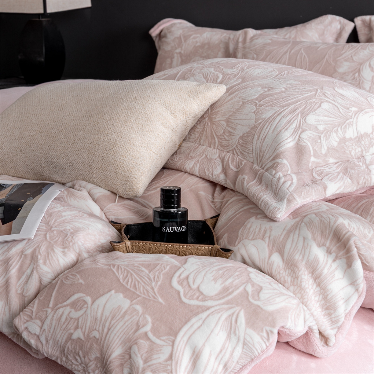 91家纺网 家纺一手货源 找家纺 罗优家纺 2025新款牛奶绒雕花绒四件套 芳华绮丽-粉