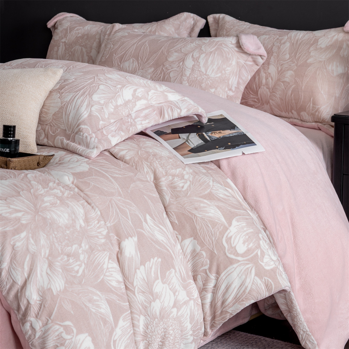 91家纺网 家纺一手货源 找家纺 罗优家纺 2025新款牛奶绒雕花绒四件套 芳华绮丽-粉