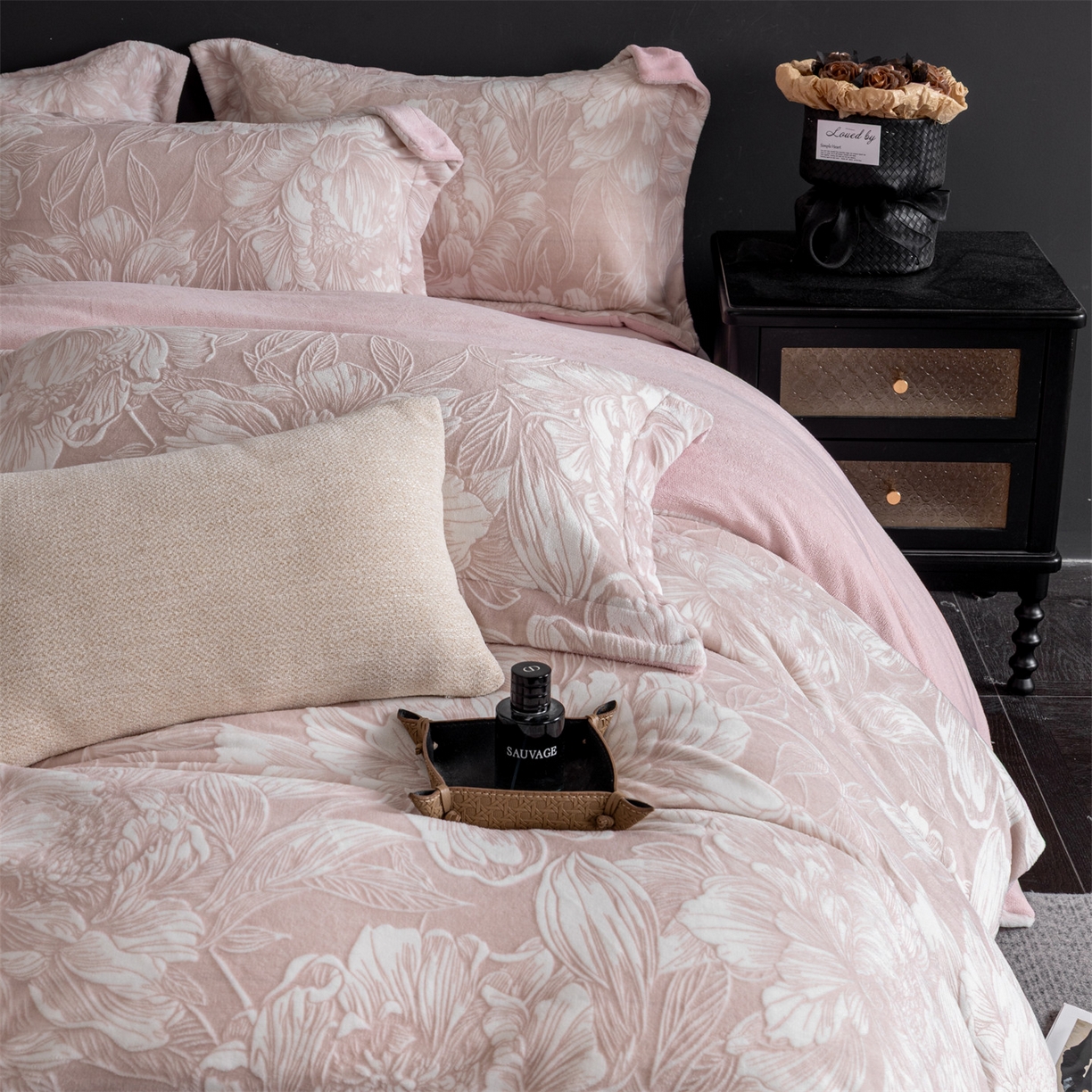 91家纺网 家纺一手货源 找家纺 罗优家纺 2025新款牛奶绒雕花绒四件套 芳华绮丽-粉