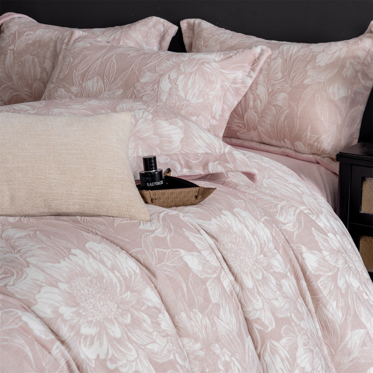 91家纺网 家纺一手货源 找家纺 罗优家纺 2025新款牛奶绒雕花绒四件套 芳华绮丽-粉