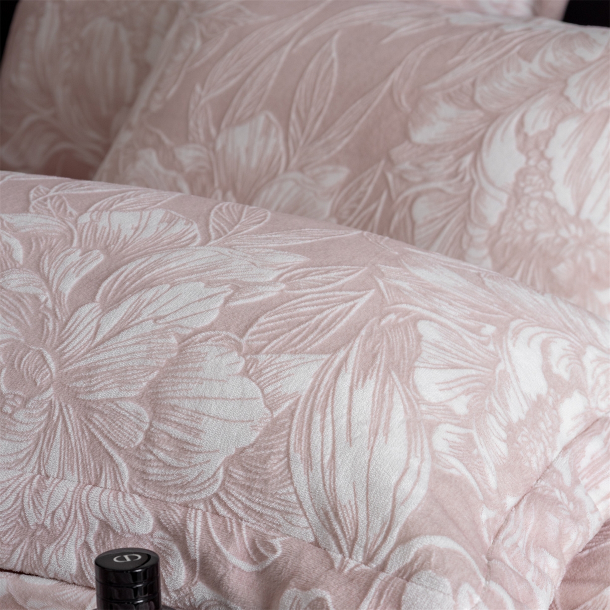 91家纺网 家纺一手货源 找家纺 罗优家纺 2025新款牛奶绒雕花绒四件套 芳华绮丽-粉