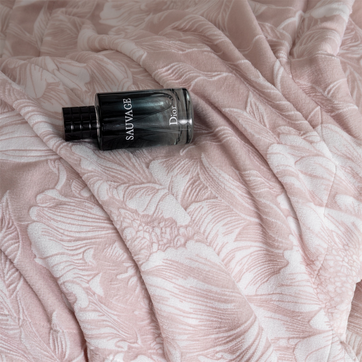 91家纺网 家纺一手货源 找家纺 罗优家纺 2025新款牛奶绒雕花绒四件套 芳华绮丽-粉