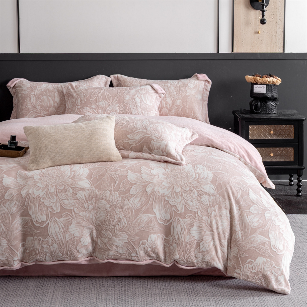 91家纺网 家纺一手货源 找家纺 罗优家纺 2025新款牛奶绒雕花绒四件套 芳华绮丽-粉