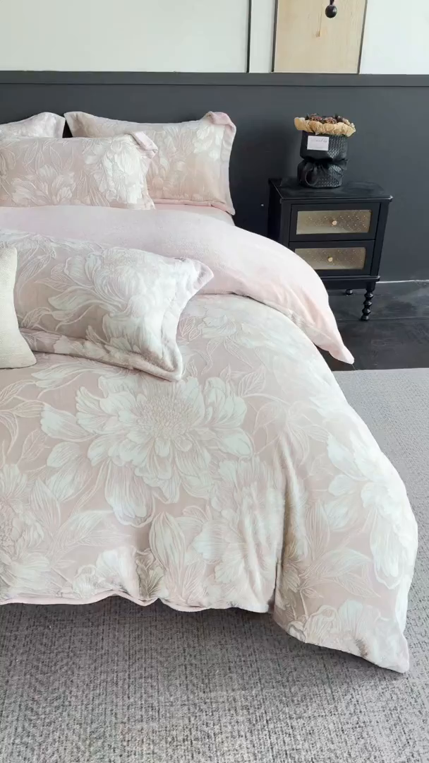 91家纺网 家纺一手货源 找家纺 罗优家纺 2025新款牛奶绒雕花绒四件套 芳华绮丽-粉