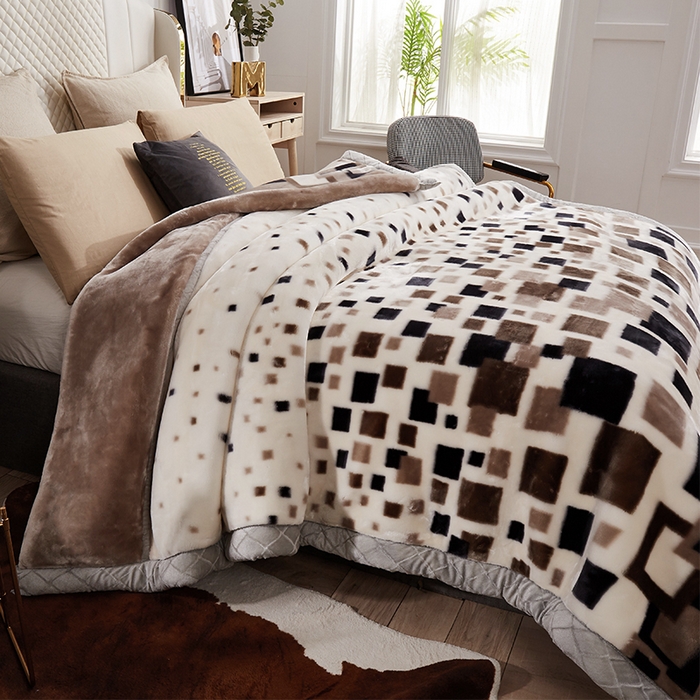 91家纺网 家纺一手货源 找家纺 雅诗帛 【2025年新款】双层加厚冬季毛毯拉舍尔毛毯加绒特厚婚庆结婚送礼毯子盖毯珊瑚绒 经典方块