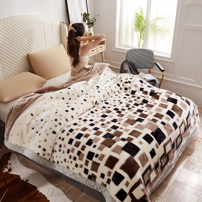 91家纺网 家纺一手货源 找家纺 雅诗帛 【2025年新款】双层加厚冬季毛毯拉舍尔毛毯加绒特厚婚庆结婚送礼毯子盖毯珊瑚绒 经典方块