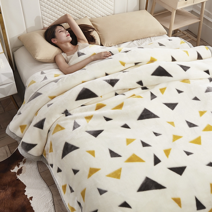 雅诗帛 【2025年新款】双层加厚冬季毛毯拉舍尔毛毯加绒特厚婚庆结婚送礼毯子盖毯珊瑚绒 米白三角