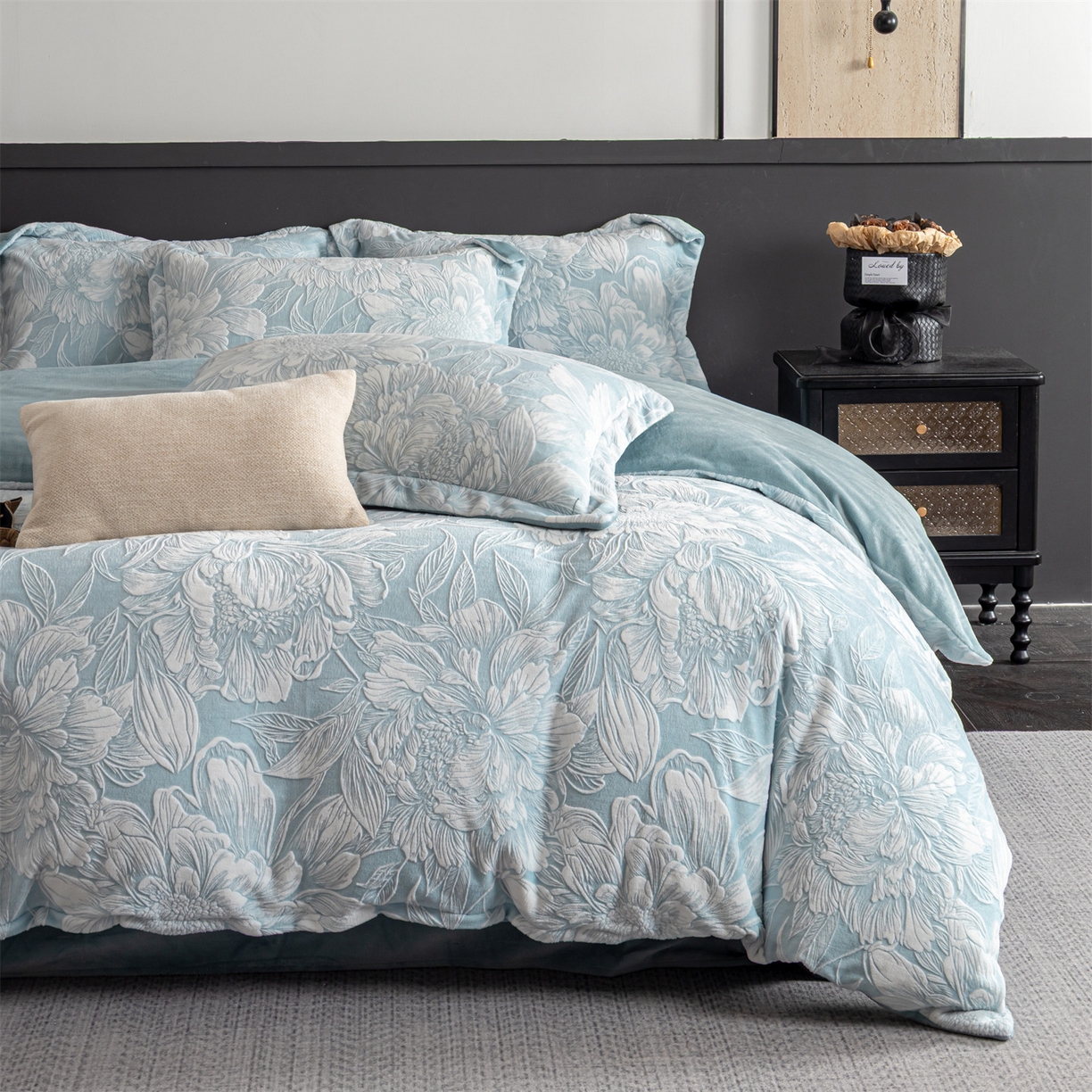 91家纺网 家纺一手货源 找家纺 罗优家纺 2025新款牛奶绒雕花绒四件套 芳华绮丽-蓝