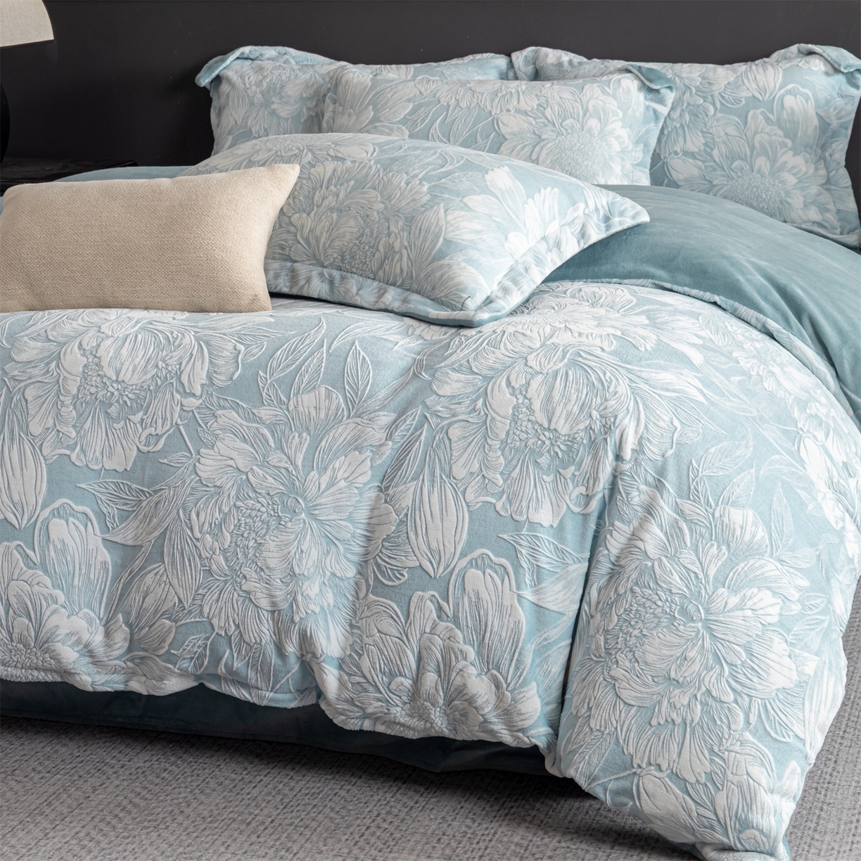 91家纺网 家纺一手货源 找家纺 罗优家纺 2025新款牛奶绒雕花绒四件套 芳华绮丽-蓝