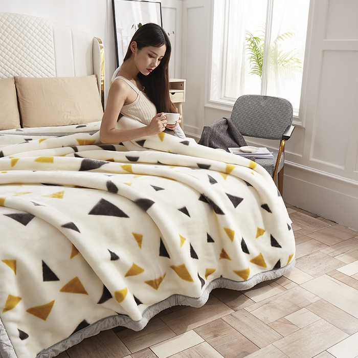 91家纺网 家纺一手货源 找家纺 雅诗帛 【2025年新款】双层加厚冬季毛毯拉舍尔毛毯加绒特厚婚庆结婚送礼毯子盖毯珊瑚绒 米白三角