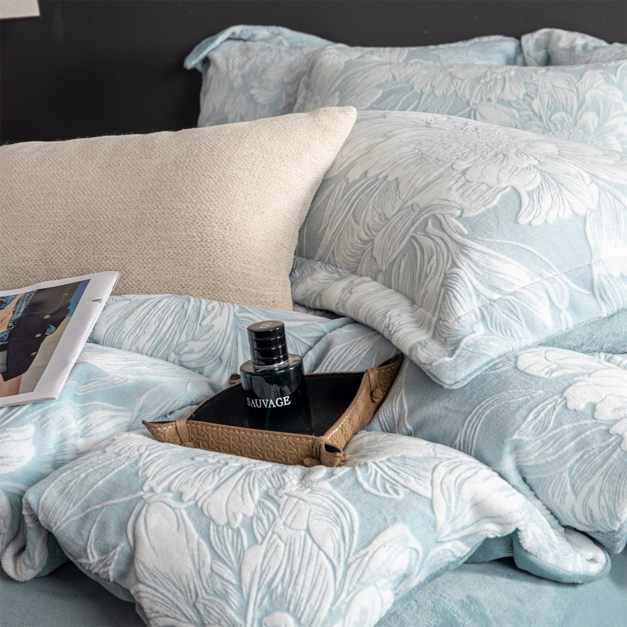 91家纺网 家纺一手货源 找家纺 罗优家纺 2025新款牛奶绒雕花绒四件套 芳华绮丽-蓝