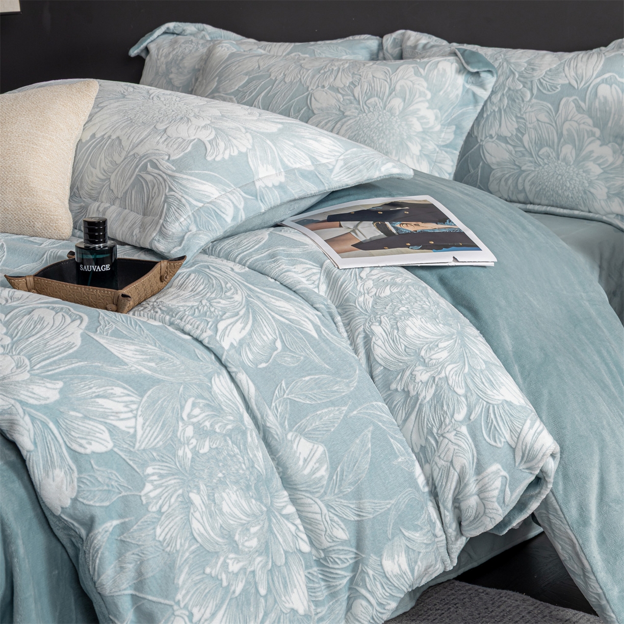 91家纺网 家纺一手货源 找家纺 罗优家纺 2025新款牛奶绒雕花绒四件套 芳华绮丽-蓝