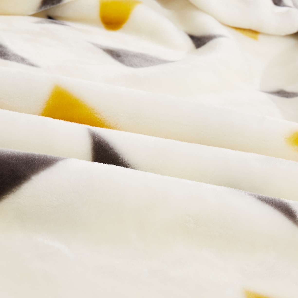 91家纺网 家纺一手货源 找家纺 雅诗帛 【2025年新款】双层加厚冬季毛毯拉舍尔毛毯加绒特厚婚庆结婚送礼毯子盖毯珊瑚绒 米白三角