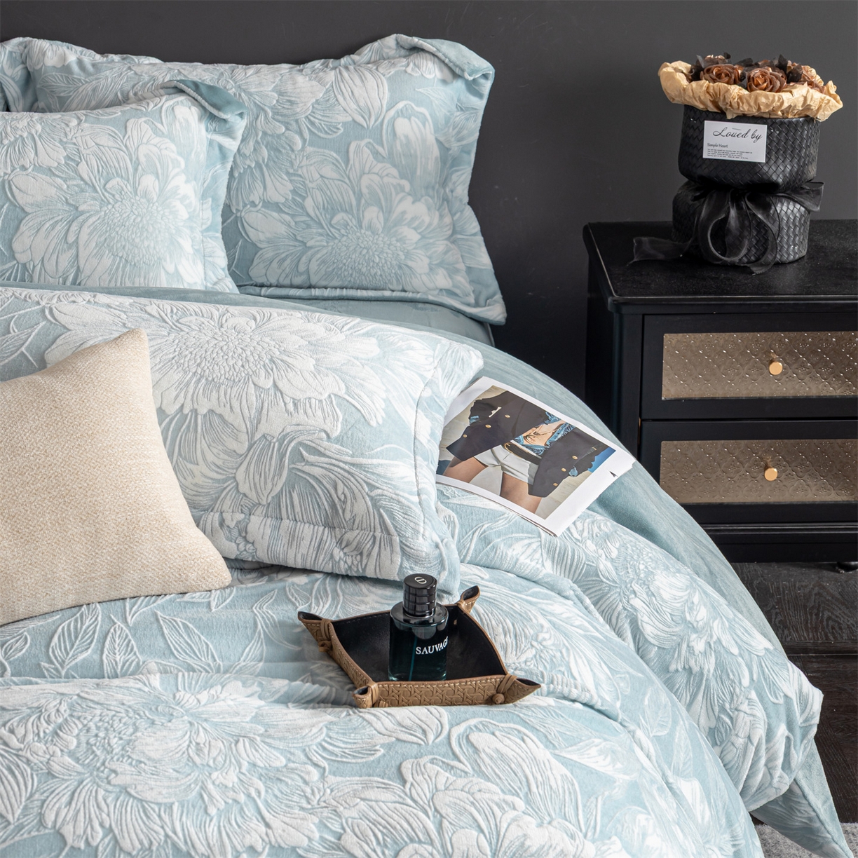 91家纺网 家纺一手货源 找家纺 罗优家纺 2025新款牛奶绒雕花绒四件套 芳华绮丽-蓝