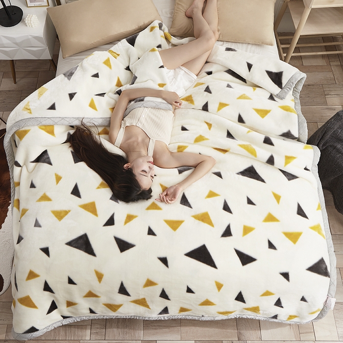 91家纺网 家纺一手货源 找家纺 雅诗帛 【2025年新款】双层加厚冬季毛毯拉舍尔毛毯加绒特厚婚庆结婚送礼毯子盖毯珊瑚绒 米白三角