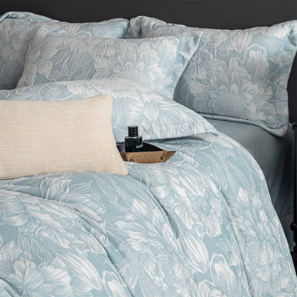 91家纺网 家纺一手货源 找家纺 罗优家纺 2025新款牛奶绒雕花绒四件套 芳华绮丽-蓝