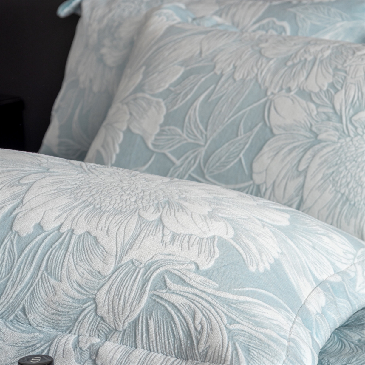 91家纺网 家纺一手货源 找家纺 罗优家纺 2025新款牛奶绒雕花绒四件套 芳华绮丽-蓝