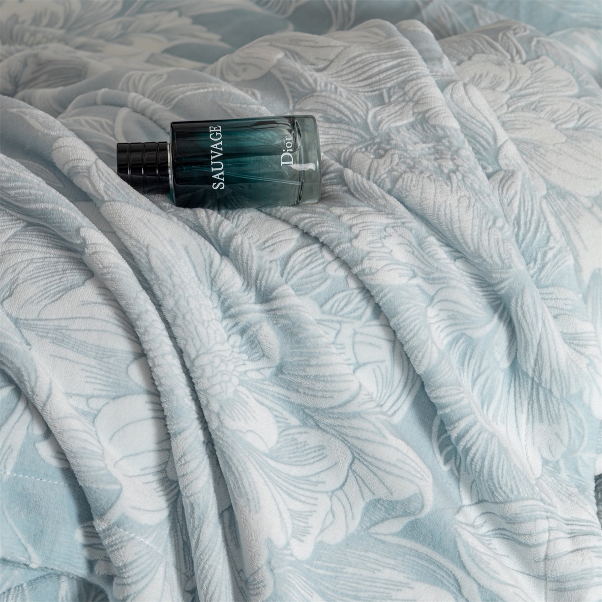 91家纺网 家纺一手货源 找家纺 罗优家纺 2025新款牛奶绒雕花绒四件套 芳华绮丽-蓝