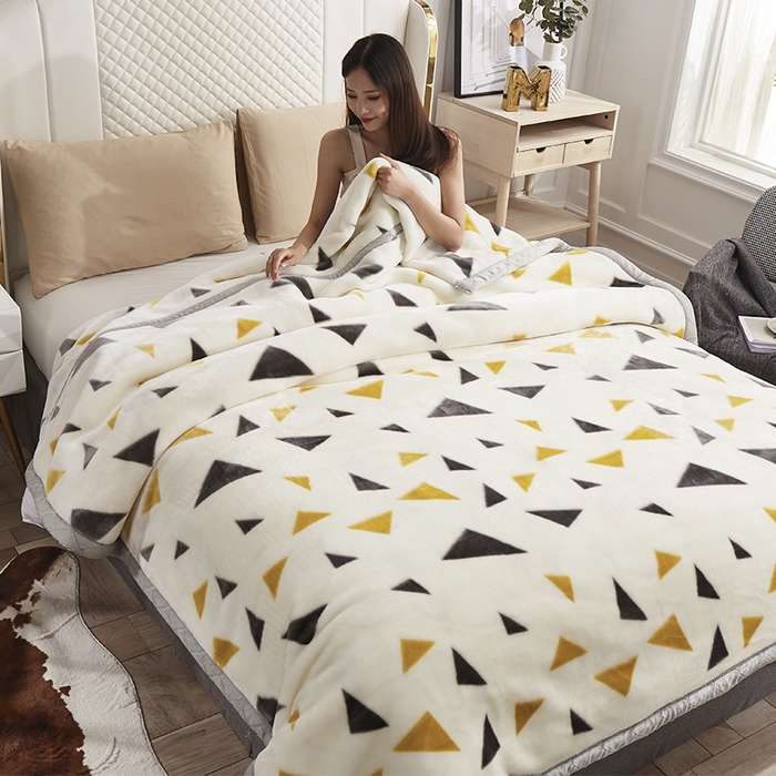 91家纺网 家纺一手货源 找家纺 雅诗帛 【2025年新款】双层加厚冬季毛毯拉舍尔毛毯加绒特厚婚庆结婚送礼毯子盖毯珊瑚绒 米白三角