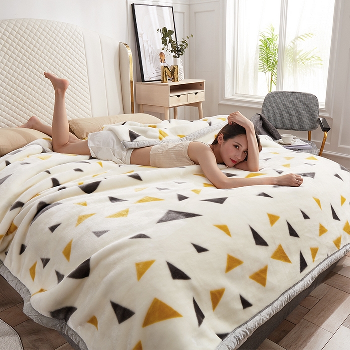 91家纺网 家纺一手货源 找家纺 雅诗帛 【2025年新款】双层加厚冬季毛毯拉舍尔毛毯加绒特厚婚庆结婚送礼毯子盖毯珊瑚绒 米白三角