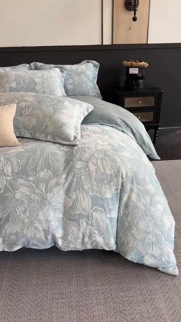 91家纺网 家纺一手货源 找家纺 罗优家纺 2025新款牛奶绒雕花绒四件套 芳华绮丽-蓝