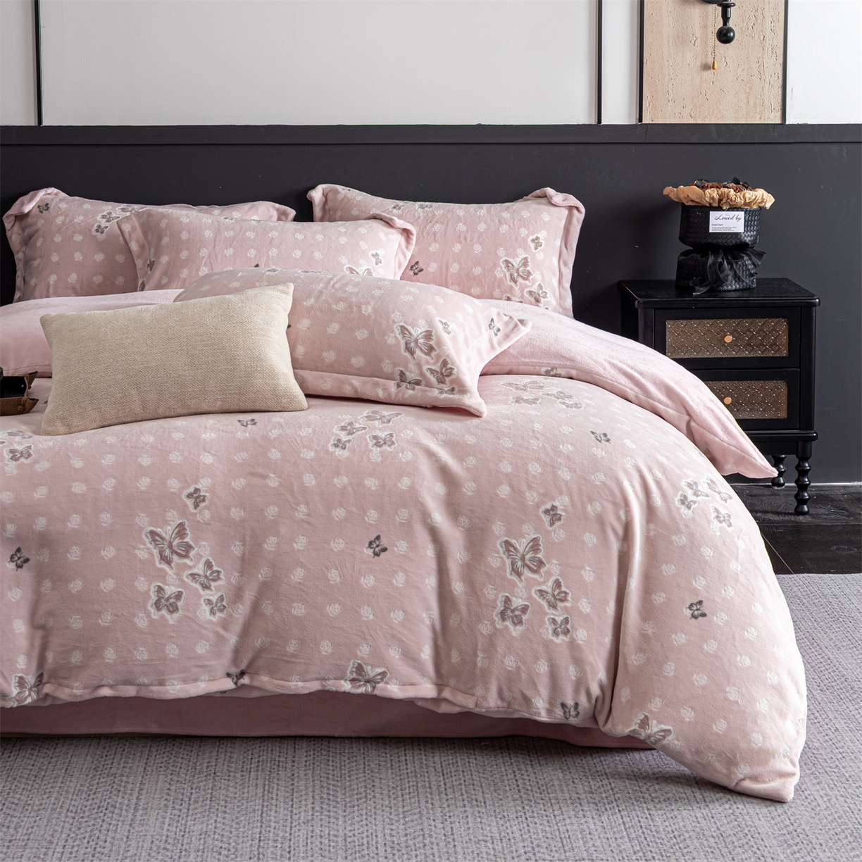 91家纺网 家纺一手货源 找家纺 罗优家纺 2025新款牛奶绒雕花绒四件套 花间蝶舞