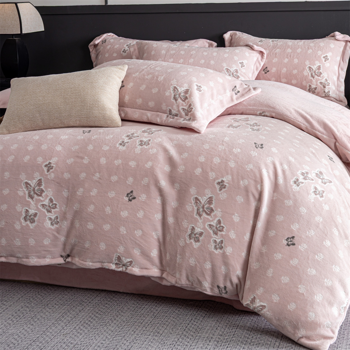 91家纺网 家纺一手货源 找家纺 罗优家纺 2025新款牛奶绒雕花绒四件套 花间蝶舞