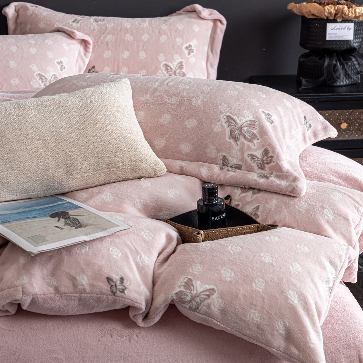 91家纺网 家纺一手货源 找家纺 罗优家纺 2025新款牛奶绒雕花绒四件套 花间蝶舞