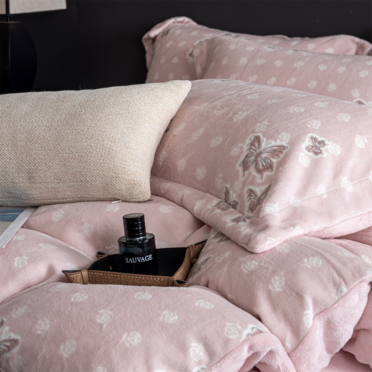 91家纺网 家纺一手货源 找家纺 罗优家纺 2025新款牛奶绒雕花绒四件套 花间蝶舞