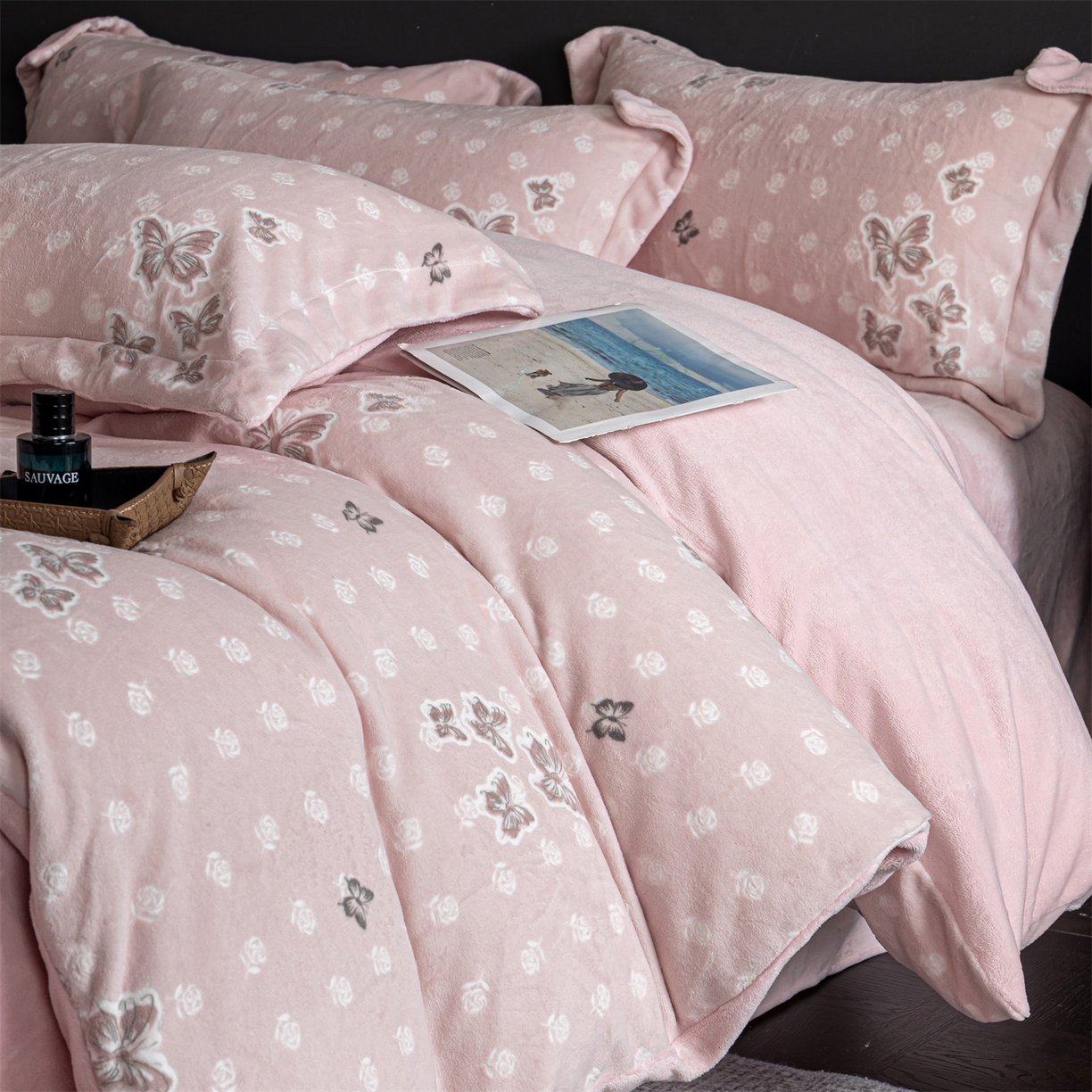 91家纺网 家纺一手货源 找家纺 罗优家纺 2025新款牛奶绒雕花绒四件套 花间蝶舞