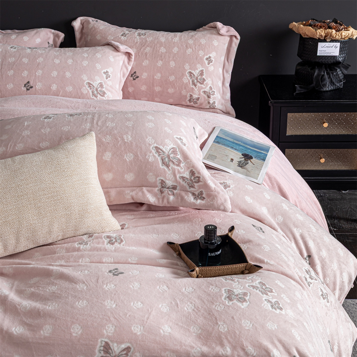 91家纺网 家纺一手货源 找家纺 罗优家纺 2025新款牛奶绒雕花绒四件套 花间蝶舞