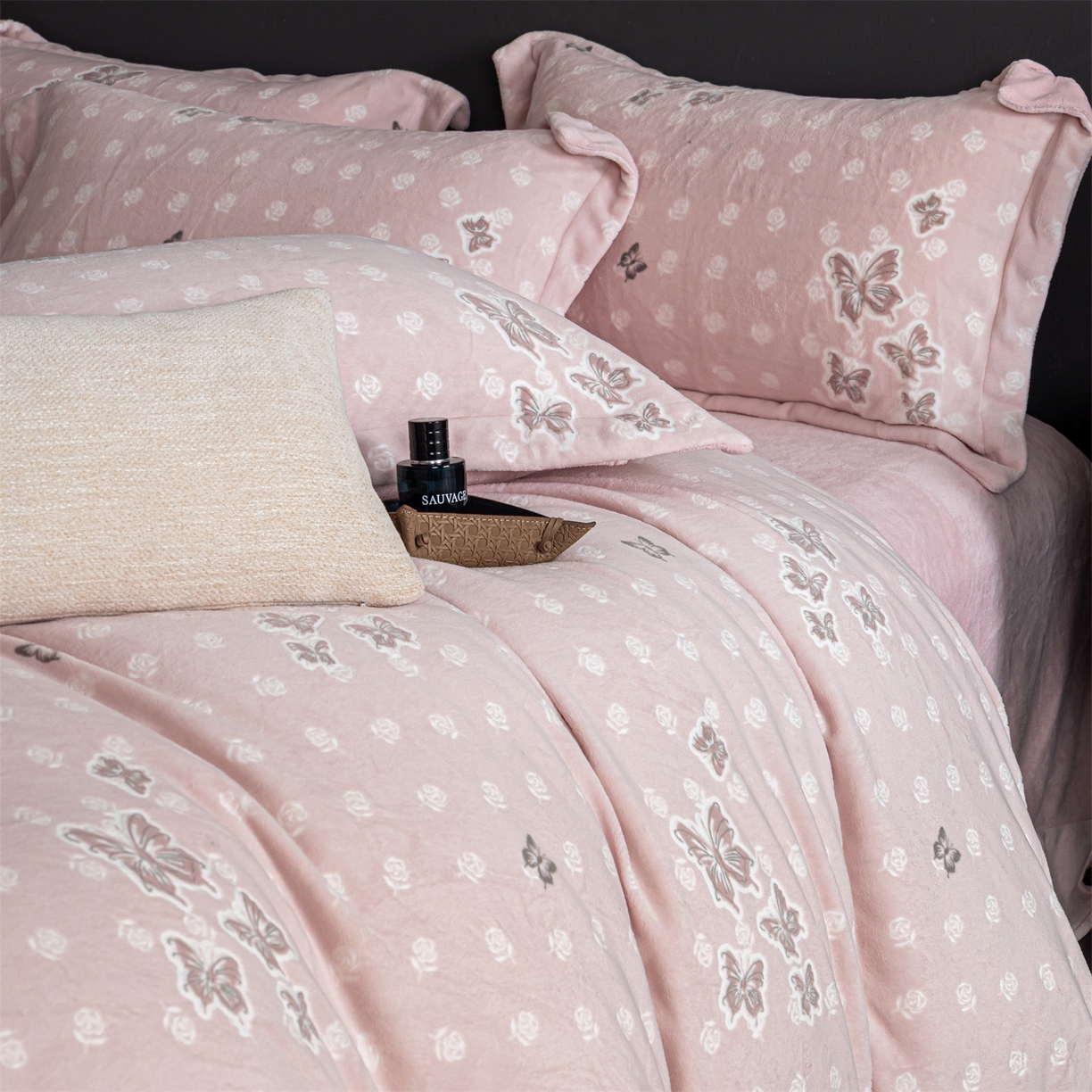 91家纺网 家纺一手货源 找家纺 罗优家纺 2025新款牛奶绒雕花绒四件套 花间蝶舞