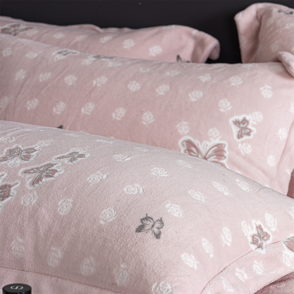 91家纺网 家纺一手货源 找家纺 罗优家纺 2025新款牛奶绒雕花绒四件套 花间蝶舞