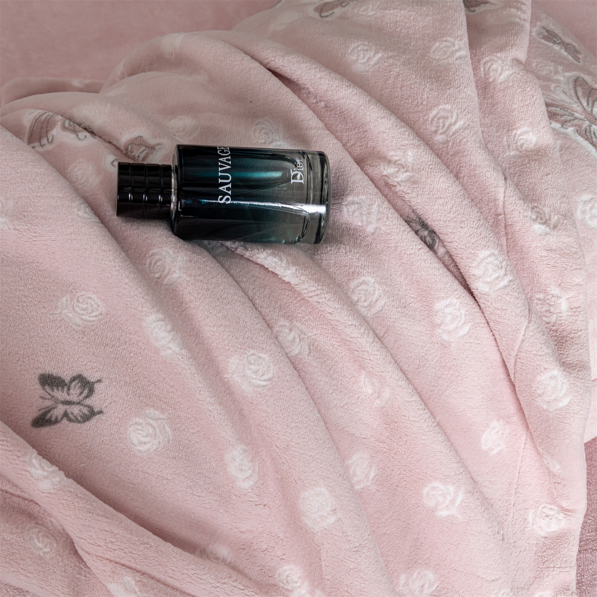 91家纺网 家纺一手货源 找家纺 罗优家纺 2025新款牛奶绒雕花绒四件套 花间蝶舞