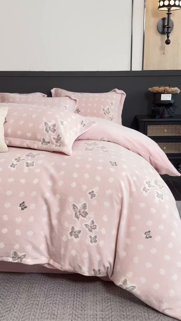 91家纺网 家纺一手货源 找家纺 罗优家纺 2025新款牛奶绒雕花绒四件套 花间蝶舞