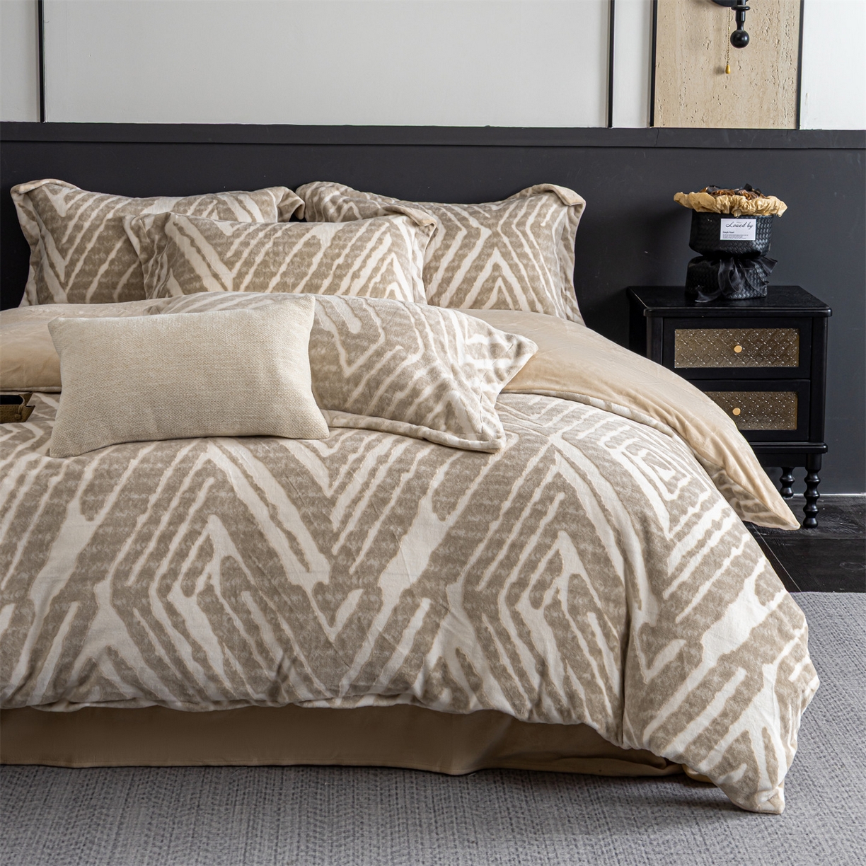 91家纺网 家纺一手货源 找家纺 罗优家纺 2025新款牛奶绒雕花绒四件套 菱形-棕