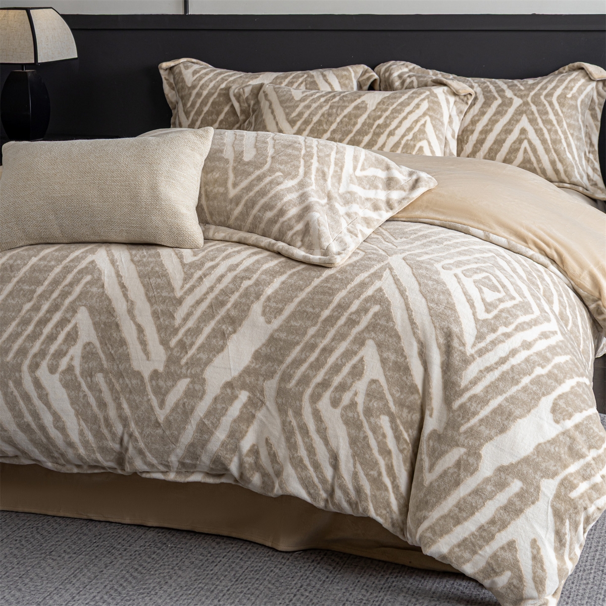 91家纺网 家纺一手货源 找家纺 罗优家纺 2025新款牛奶绒雕花绒四件套 菱形-棕