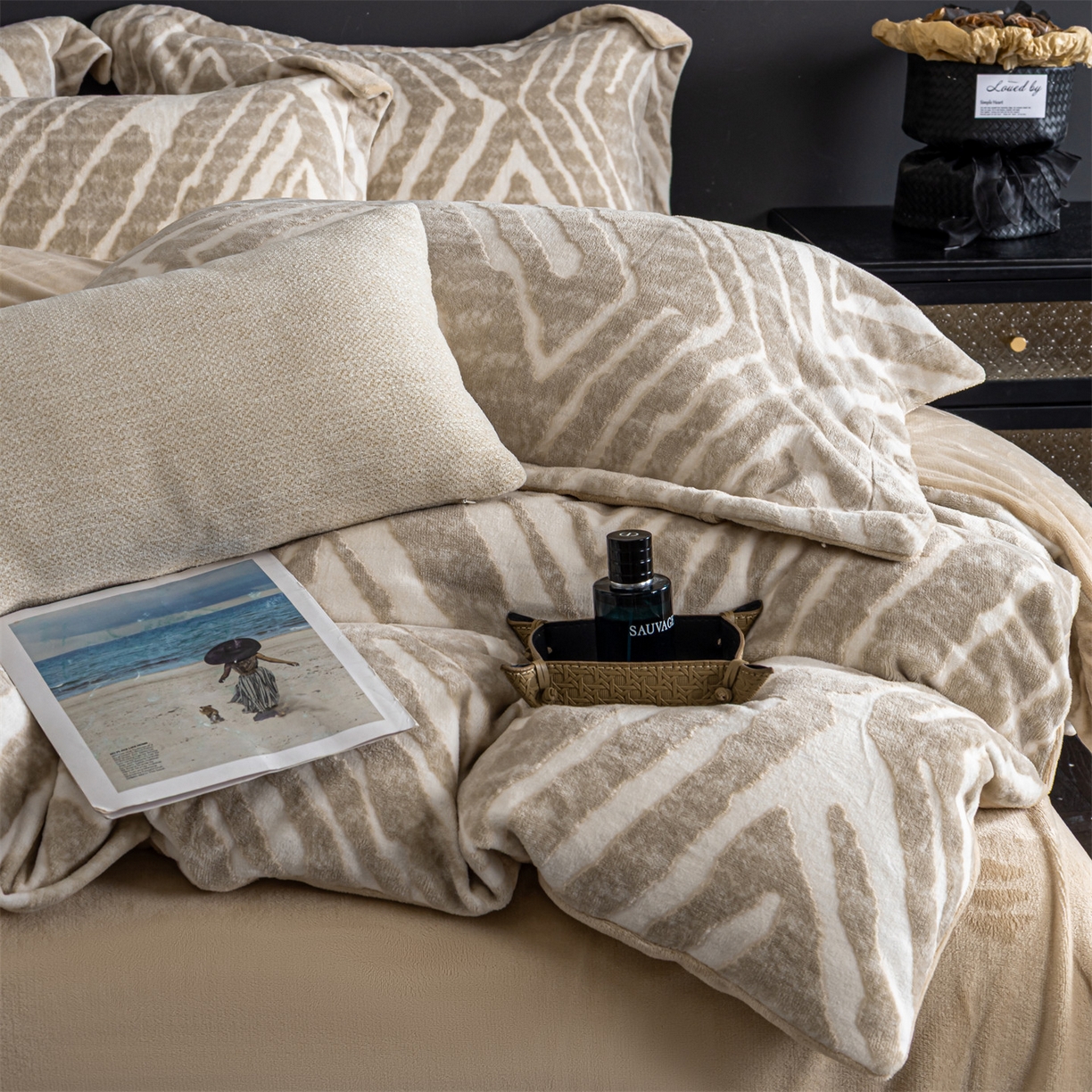 91家纺网 家纺一手货源 找家纺 罗优家纺 2025新款牛奶绒雕花绒四件套 菱形-棕