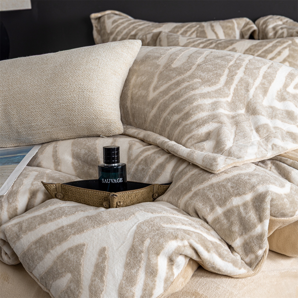 91家纺网 家纺一手货源 找家纺 罗优家纺 2025新款牛奶绒雕花绒四件套 菱形-棕