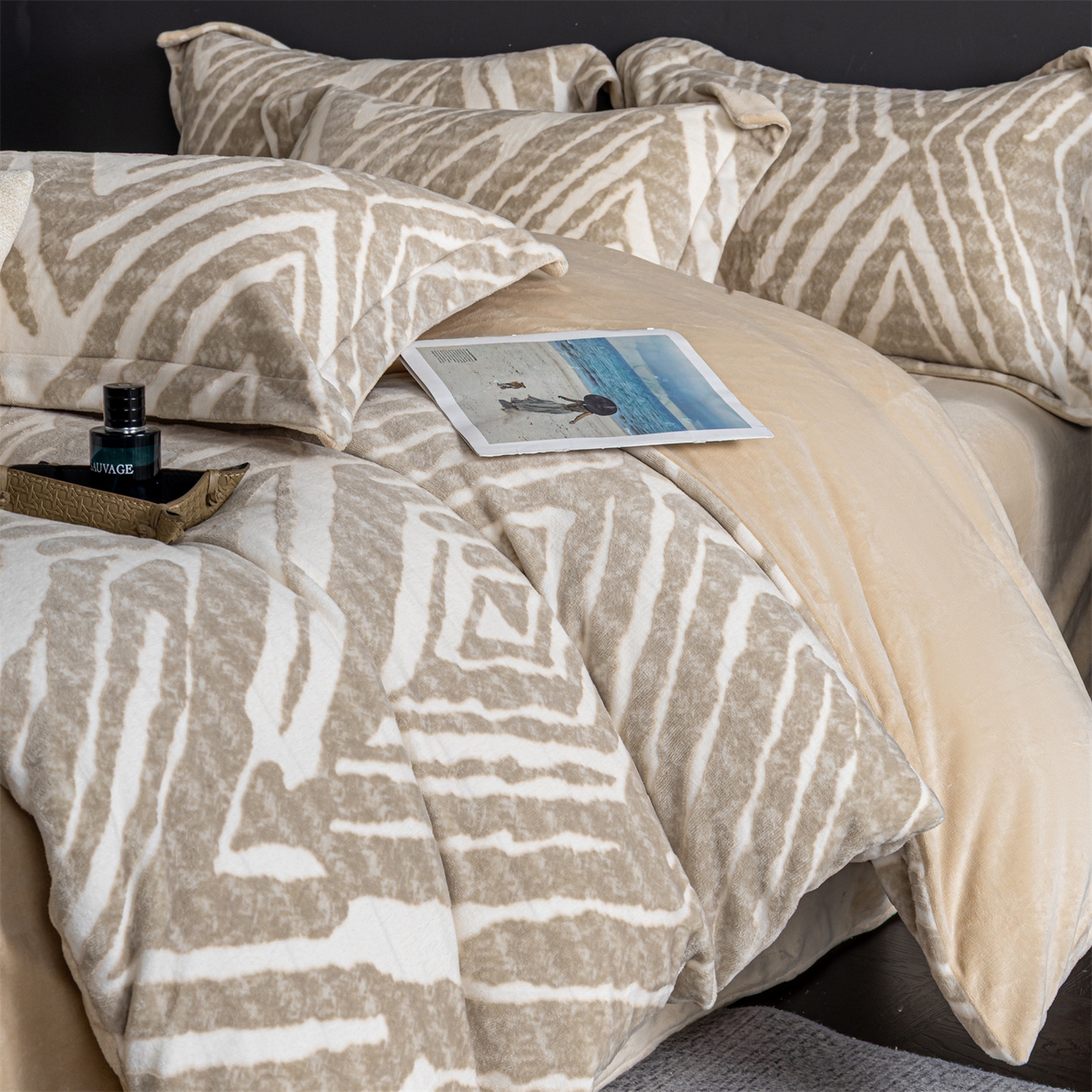 91家纺网 家纺一手货源 找家纺 罗优家纺 2025新款牛奶绒雕花绒四件套 菱形-棕