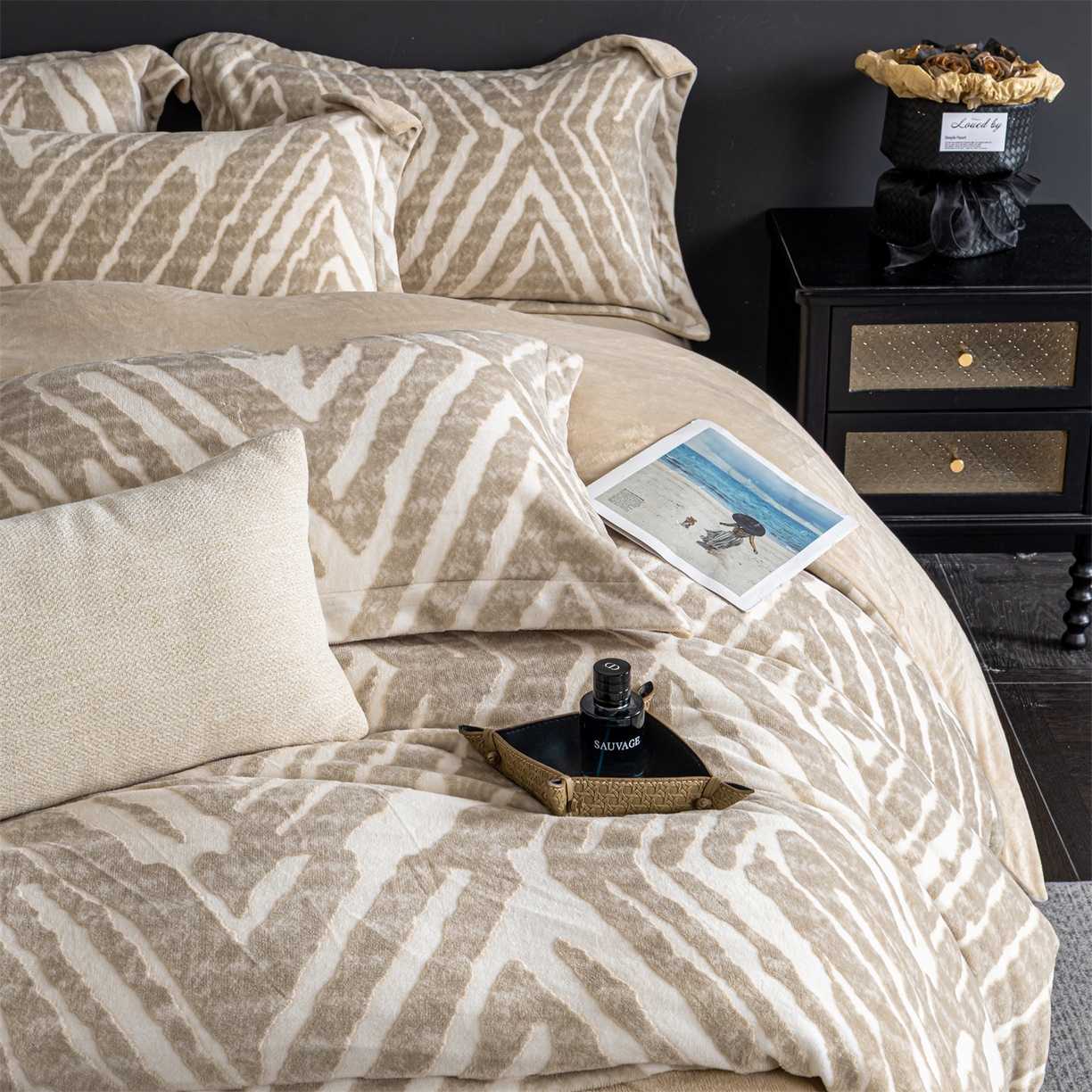 91家纺网 家纺一手货源 找家纺 罗优家纺 2025新款牛奶绒雕花绒四件套 菱形-棕