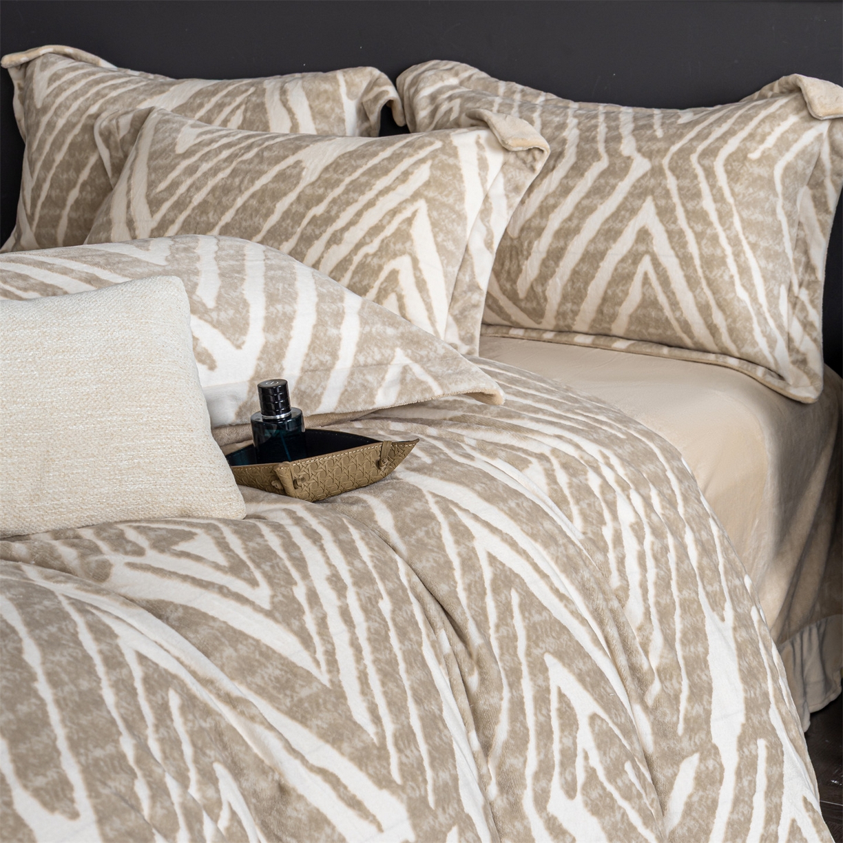 91家纺网 家纺一手货源 找家纺 罗优家纺 2025新款牛奶绒雕花绒四件套 菱形-棕