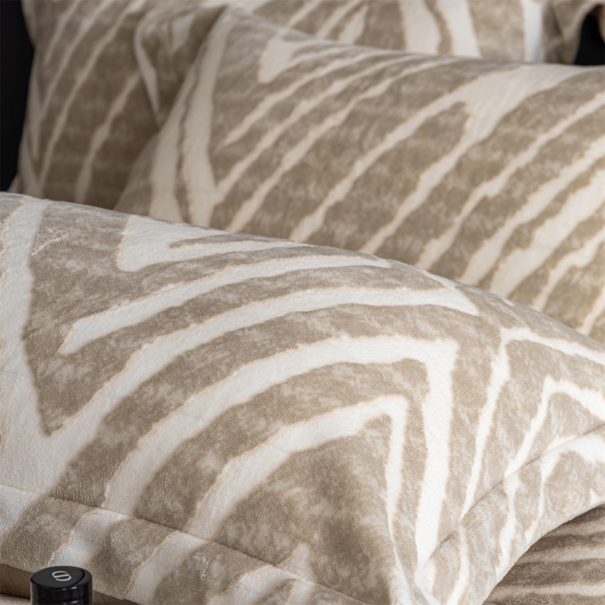 91家纺网 家纺一手货源 找家纺 罗优家纺 2025新款牛奶绒雕花绒四件套 菱形-棕