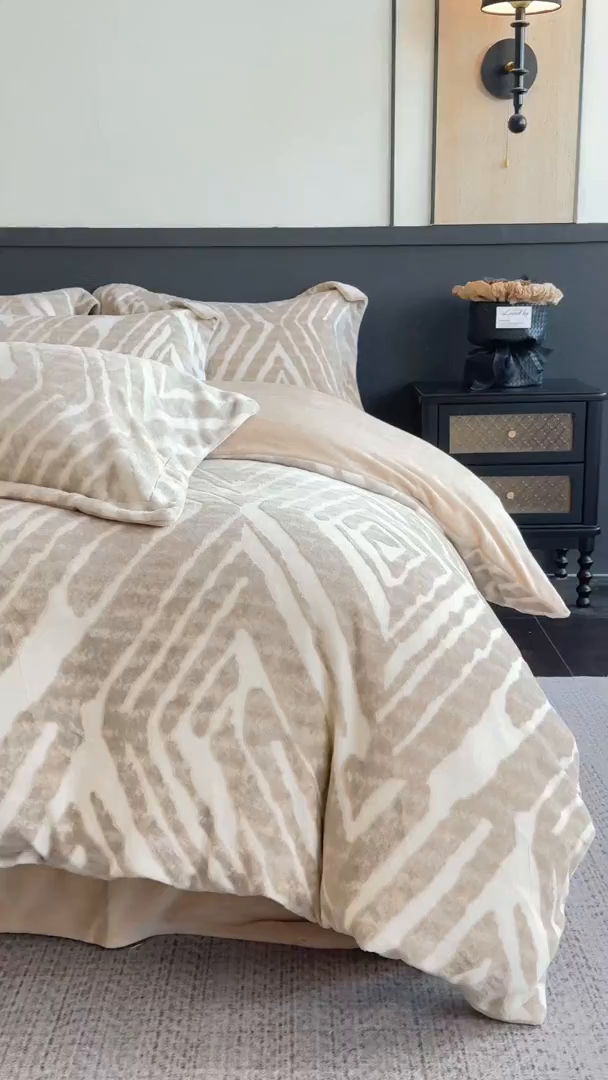 91家纺网 家纺一手货源 找家纺 罗优家纺 2025新款牛奶绒雕花绒四件套 菱形-棕