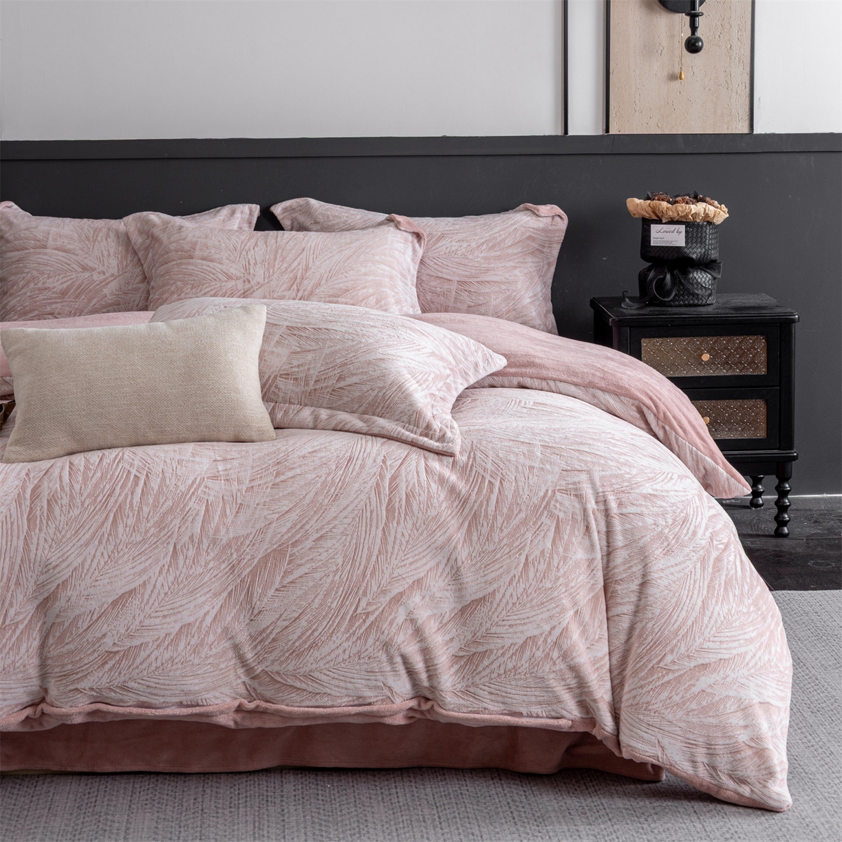 91家纺网 家纺一手货源 找家纺 罗优家纺 2025新款牛奶绒雕花绒四件套 芦苇-粉