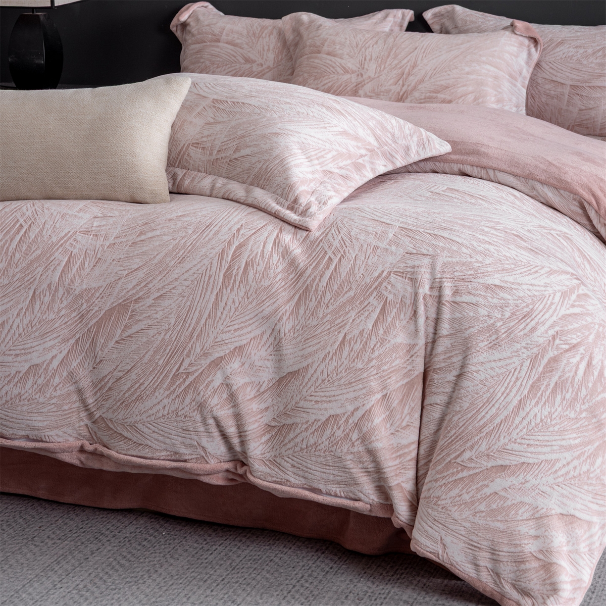 91家纺网 家纺一手货源 找家纺 罗优家纺 2025新款牛奶绒雕花绒四件套 芦苇-粉