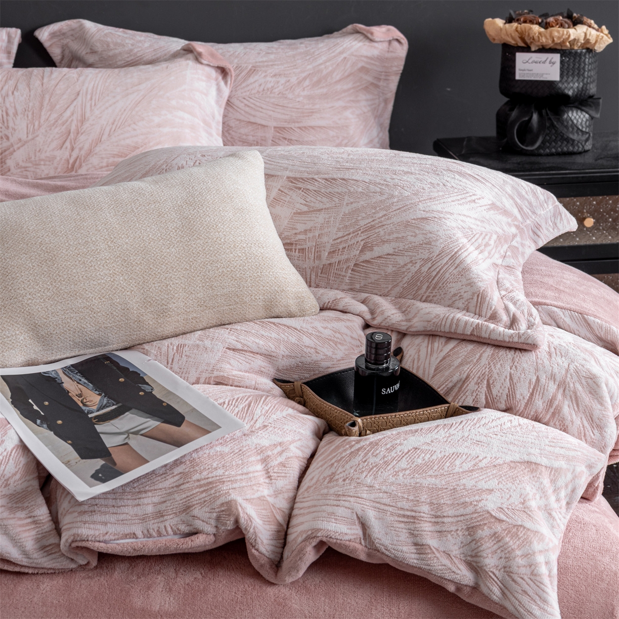 91家纺网 家纺一手货源 找家纺 罗优家纺 2025新款牛奶绒雕花绒四件套 芦苇-粉