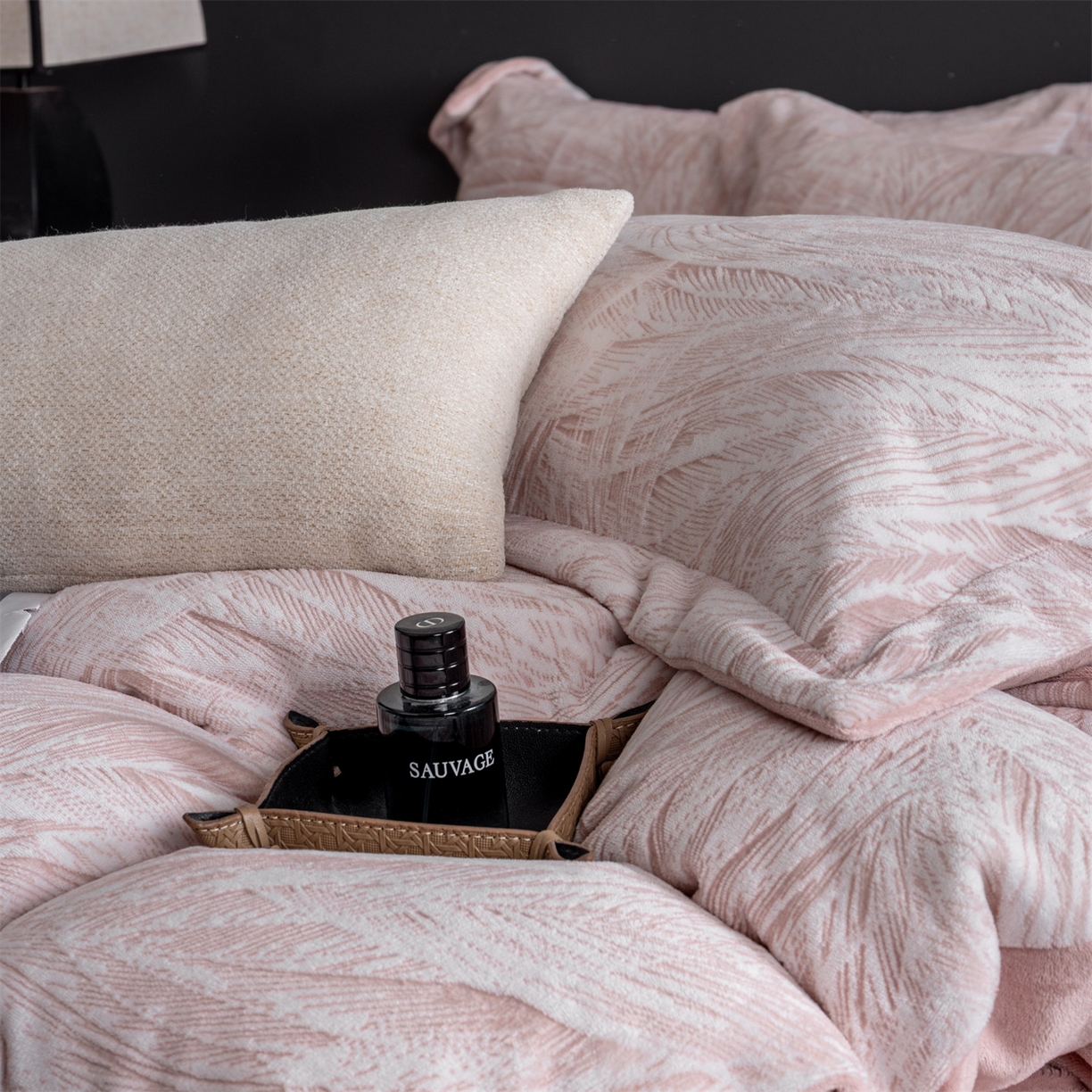 91家纺网 家纺一手货源 找家纺 罗优家纺 2025新款牛奶绒雕花绒四件套 芦苇-粉